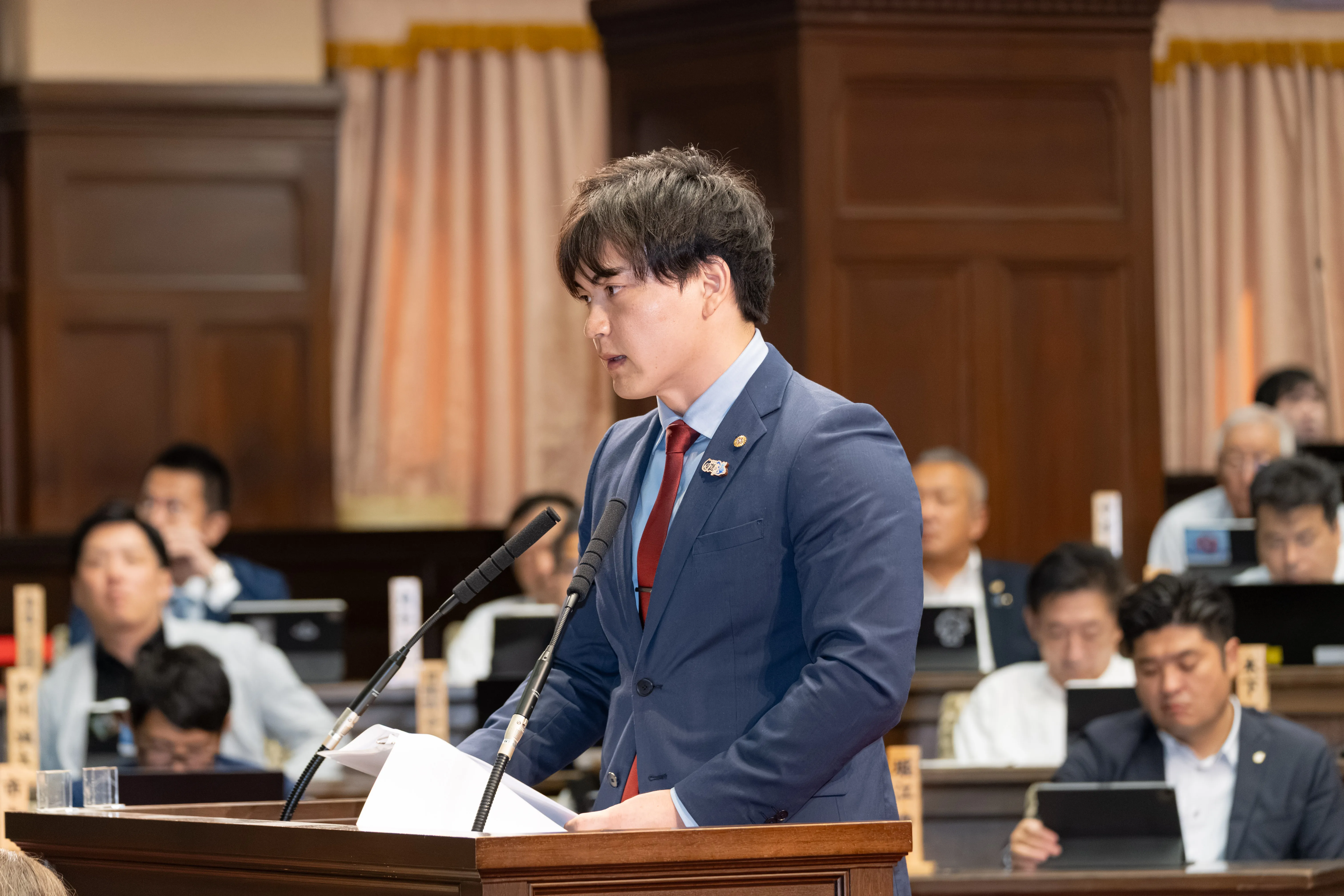 2026年10月1日、大阪府議会の一般質問に登壇する前田将臣